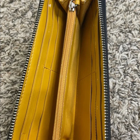 Coach Taxi Tote in signature canvas with a New York City taxi design w Wallet - Picture 10 of 11